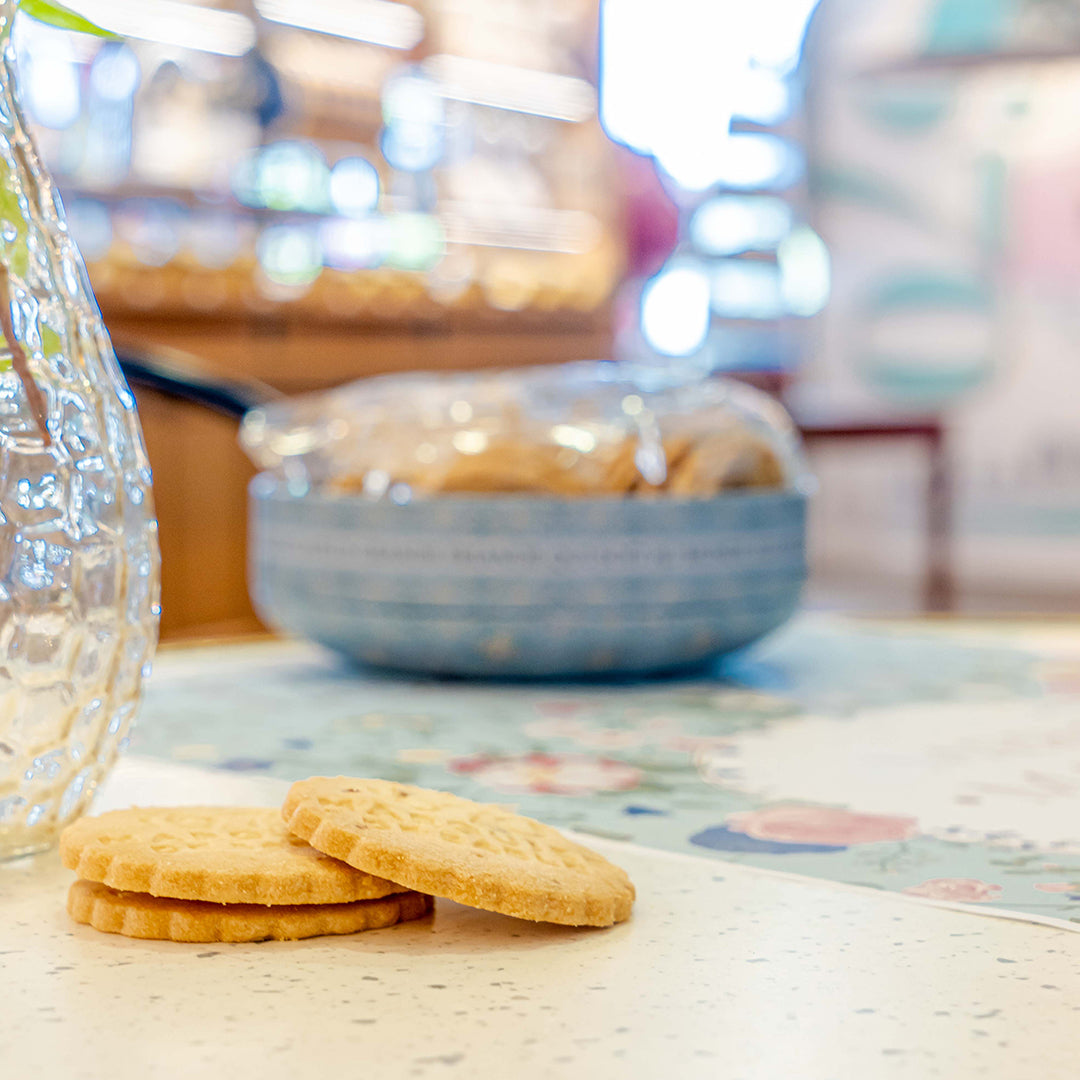 Biscuits sablés aux pépites de caramel beurre salé - boite métal ronde "Bouquet sauvage" 175g