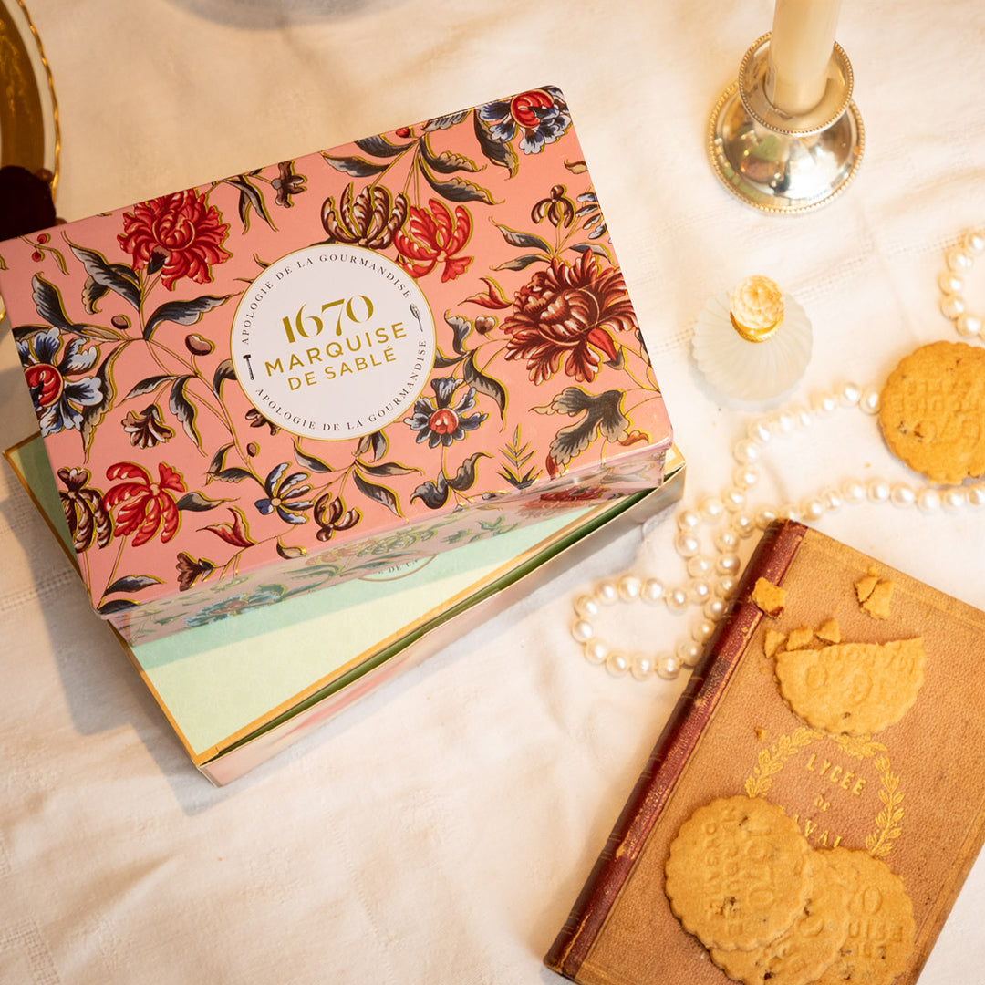 Biscuits sablés assortiment sablés nature, pépites de framboise et tout chocolat - boite métal "Une marquise à Chambord" 300g