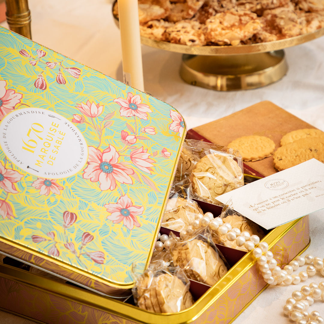 Biscuits sablés assortiment nature, pépites de caramel, de chocolat et d'abricot - coffret métal "Féérie végétale" 400 g
