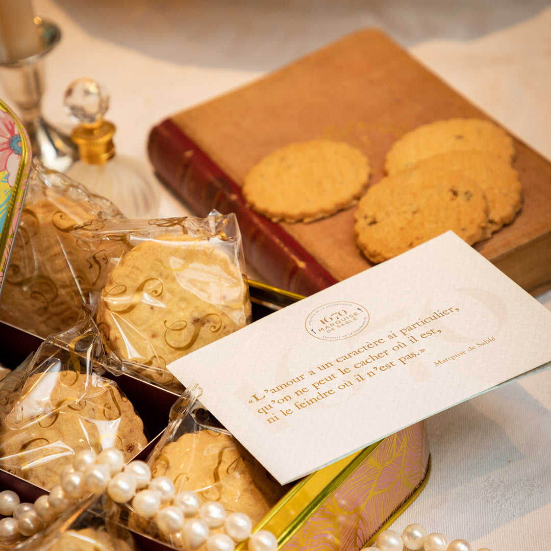 Biscuits sablés assortiment nature, pépites de caramel, de chocolat et d'abricot - coffret métal "Féérie végétale" 400 g