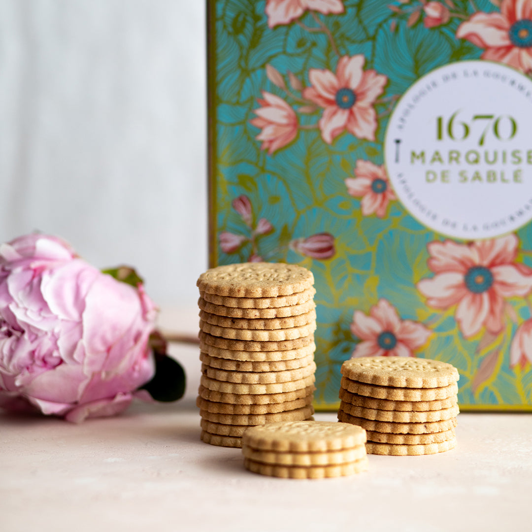 Biscuits sablés assortiment nature, pépites de caramel, de chocolat et d'abricot - coffret métal "Féérie végétale" 400 g