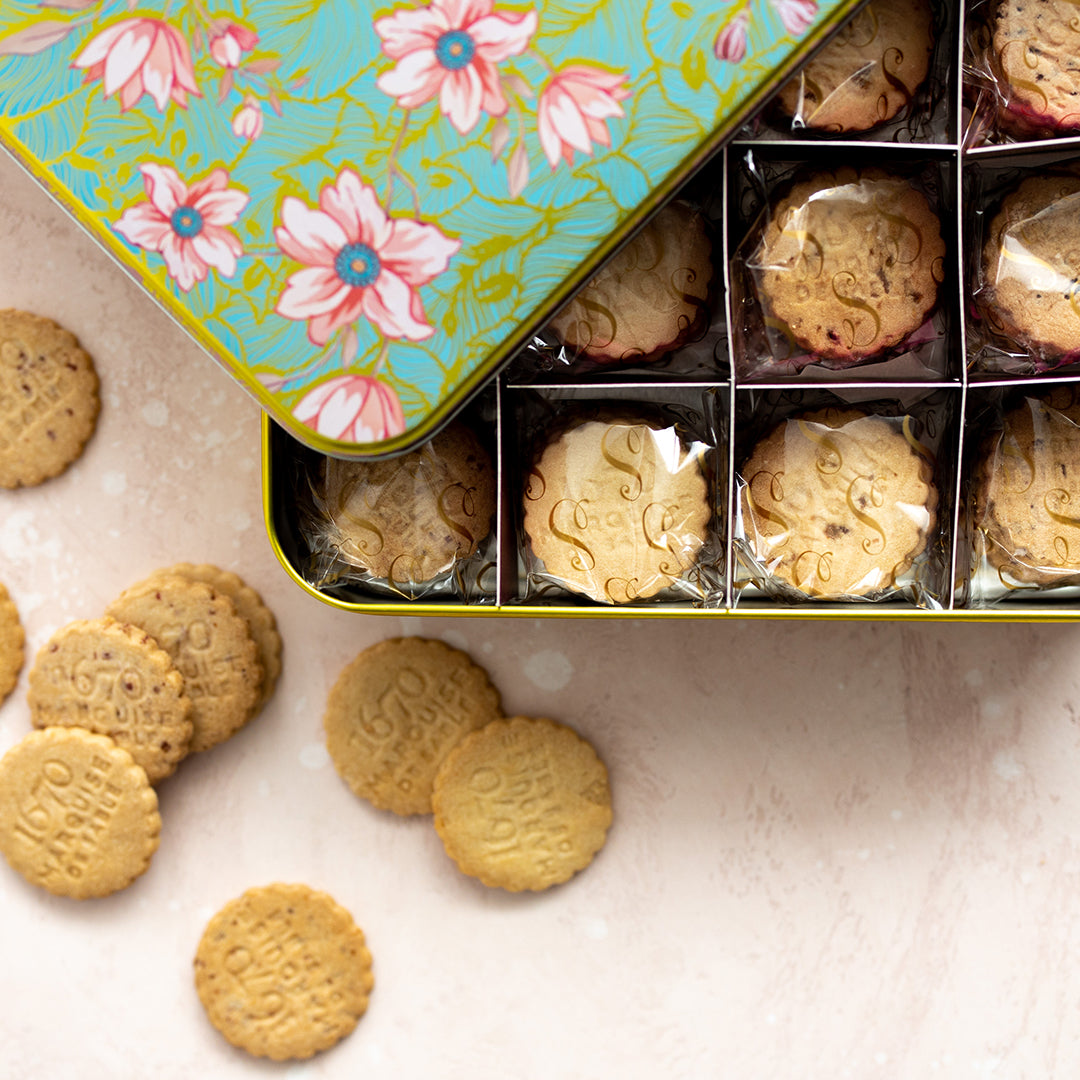 Biscuits sablés assortiment nature, pépites de caramel, de chocolat et d'abricot - coffret métal "Féérie végétale" 400 g