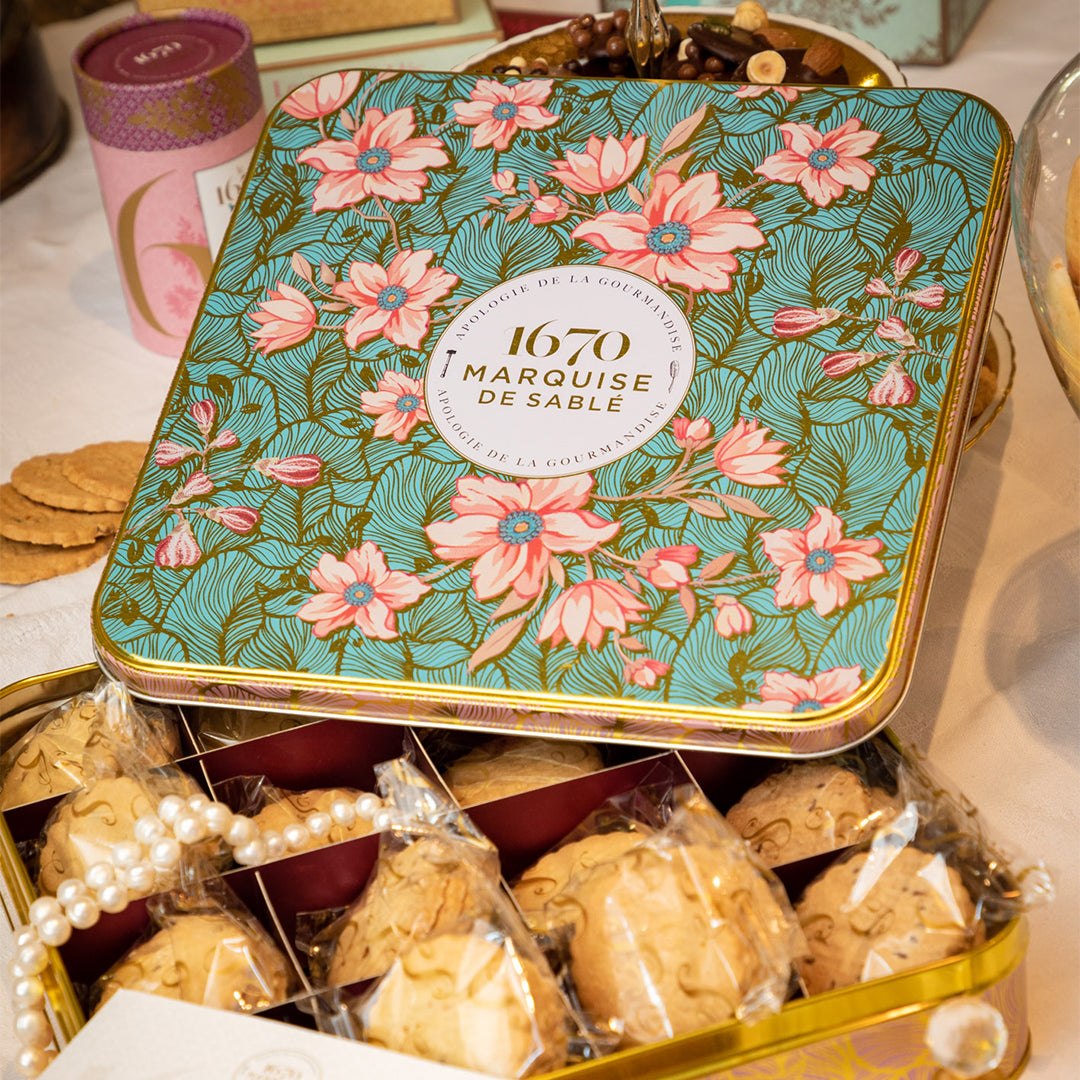 Biscuits sablés assortiment nature, pépites de caramel, de chocolat et d'abricot - coffret métal "Féérie végétale" 400 g